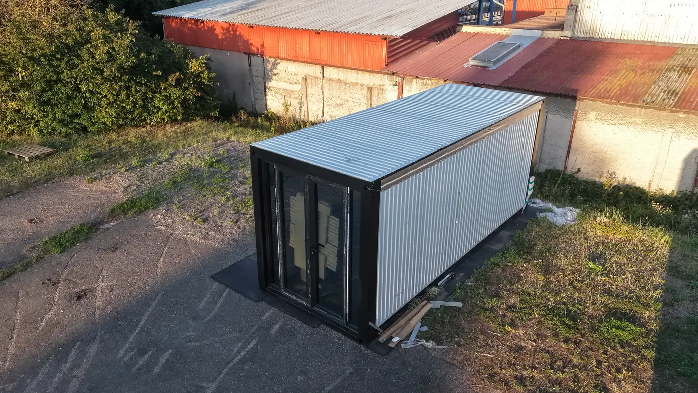 Náš dům složený na šířku 2,20 metru na pozemku, připravený k rozklopení