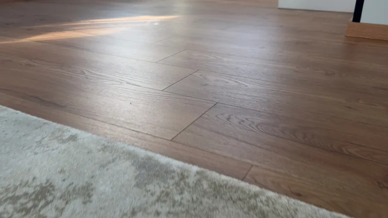 Dřevěná podlaha v rozkládacím domě