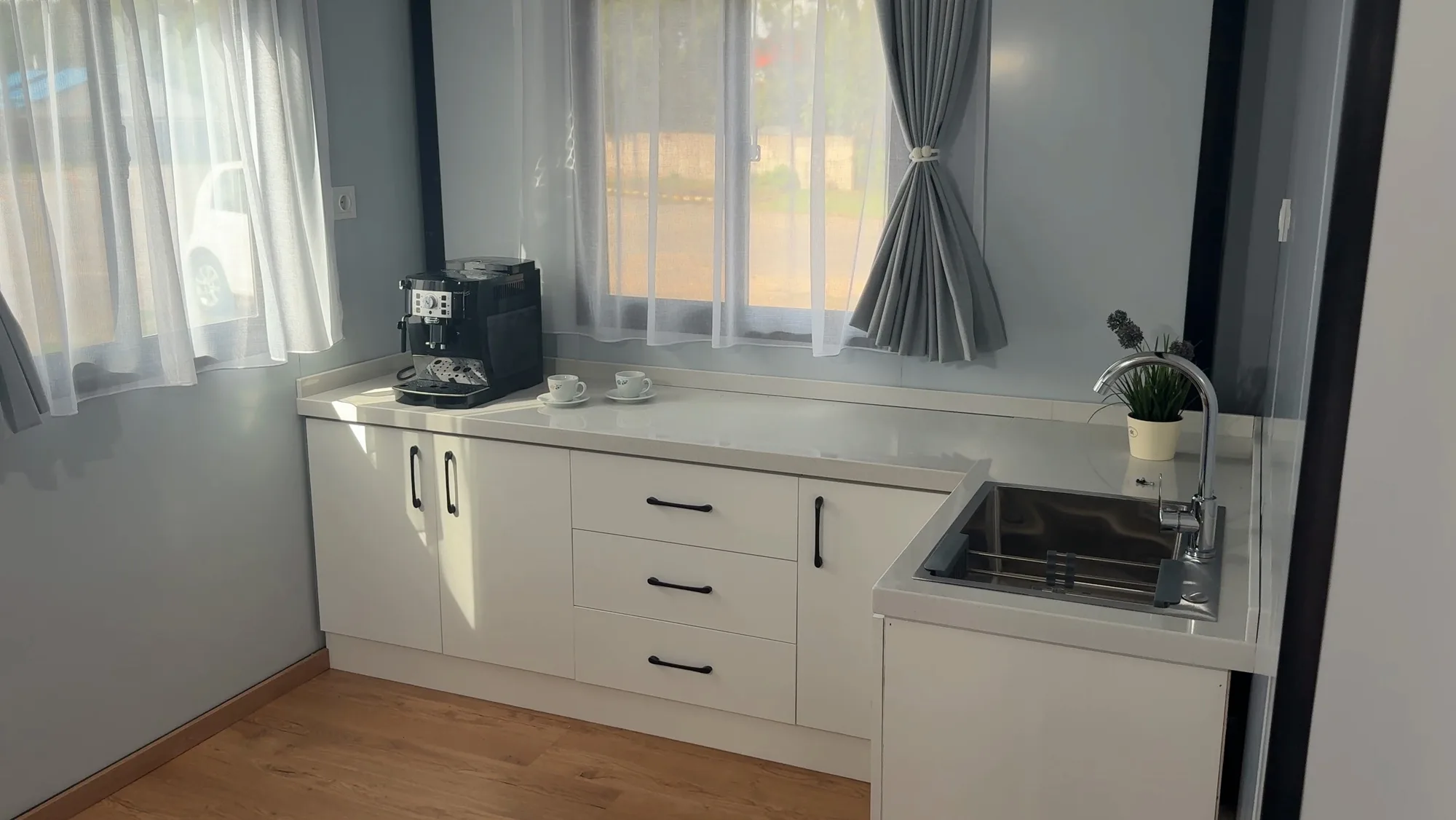Kuchyňská linka s dřezem, pracovní deskou a oknem nad ní