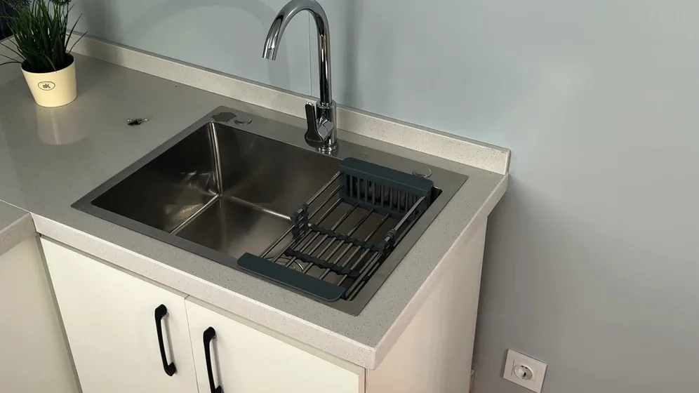 Nerezový dřez s vysokou baterií zblízka