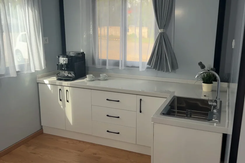 Kuchyňská linka s dřezem a pracovní deskou