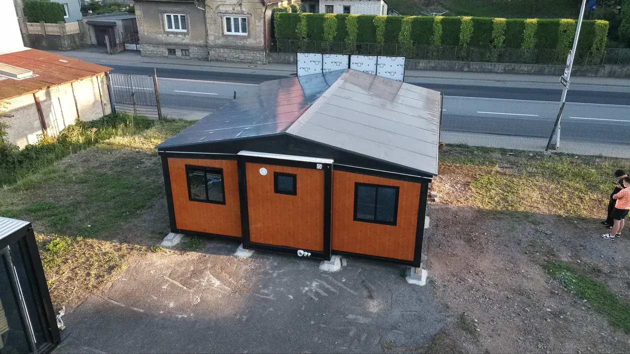 Dům usazený na betonových patkách, pohled shora