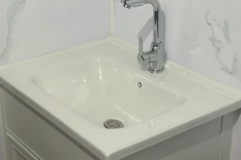 Keramické umyvadlo se skříňkou a stojánkovou baterií